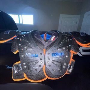 SI4100 Schutt Shoulder Pads